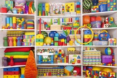 Étagère avec des jouets image libre de droits Étagère avec des jouets image libre de droits