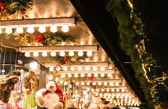 Étagère européenne de lampes de toit de support de lumières de détail du marché de Noël photographie stock Étagère européenne de lampes de toit de support de lumières de détail du marché de Noël photographie stock