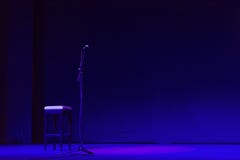 Étape libre avec les lumières, dispositifs d'éclairage sur le théâtre photo libre de droits Étape libre avec les lumières, dispositifs d'éclairage sur le théâtre photo libre de droits