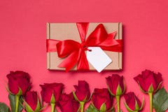 Étiquette d'arc de ruban de cadeau de jour de valentines, roses rouges de fond rouge sans couture, l'espace des textes d'exemplai images stock Étiquette d'arc de ruban de cadeau de jour de valentines, roses rouges de fond rouge sans couture, l'espace des textes d'exemplai images stock