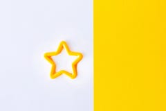 étoile sur le fond blanc et jaune Configuration plate Copiez l'espace pour le texte photos stock étoile sur le fond blanc et jaune Configuration plate Copiez l'espace pour le texte photos stock