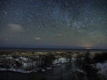 Étoiles et neige de ciel nocturne sur la côte photo stock Étoiles et neige de ciel nocturne sur la côte photo stock