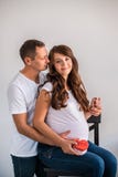 Étreinte enceinte de couples et ventre enceinte de prise images libres de droits Étreinte enceinte de couples et ventre enceinte de prise images libres de droits