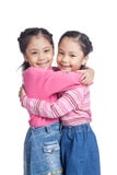 Étreinte jumelle asiatique de soeurs avec amour images libres de droits Étreinte jumelle asiatique de soeurs avec amour images libres de droits