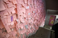 Étroitement tiré des beaucoup le post-it sur le mur latéral au magasin de Chuu -5kg Jean photographie stock Étroitement tiré des beaucoup le post-it sur le mur latéral au magasin de Chuu -5kg Jean photographie stock