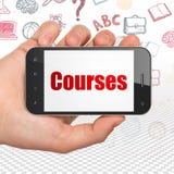 Étude du concept : Main tenant Smartphone avec des cours sur l'affichage image stock Étude du concept : Main tenant Smartphone avec des cours sur l'affichage image stock