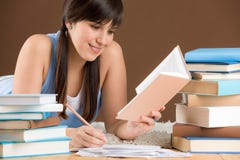 Étude à la maison - l'adolescente de femme écrivent des notes image stock Étude à la maison - l'adolescente de femme écrivent des notes image stock