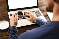 Étudiant/blogger/auteur/homme en passant habillés travaillant sur l'ordinateur portable de PC, dactylographiant sur le clavier, é images stock Étudiant/blogger/auteur/homme en passant habillés travaillant sur l'ordinateur portable de PC, dactylographiant sur le clavier, é images stock