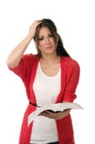Étudiant confus lisant un livre images libres de droits Étudiant confus lisant un livre images libres de droits