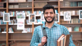 Étudiant dans la bibliothèque Étudiant dans la bibliothèque