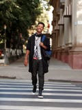 ?tudiant de Happines dans des v?tements sport se r?veillant dehors sur le passage pi?ton, regardant la cam?ra, sur un fond de rue photos stock ?tudiant de Happines dans des v?tements sport se r?veillant dehors sur le passage pi?ton, regardant la cam?ra, sur un fond de rue photos stock