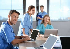 Étudiant en médecine avec ses camarades de classe photographie stock Étudiant en médecine avec ses camarades de classe photographie stock