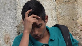 Étudiant masculin de l'adolescence triste et seul images libres de droits Étudiant masculin de l'adolescence triste et seul images libres de droits