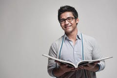 Étudiant mâle asiatique retenant un livre photographie stock Étudiant mâle asiatique retenant un livre photographie stock