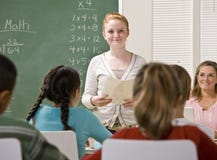 Étudiant présentant l'état dans la salle de classe photo libre de droits Étudiant présentant l'état dans la salle de classe photo libre de droits