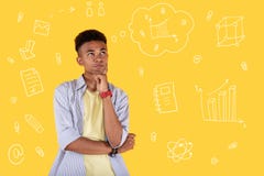 Étudiant sérieux fronçant les sourcils tout en pensant à une tâche difficile à la leçon Photos libres de droits Étudiant sérieux fronçant les sourcils tout en pensant à une tâche difficile à la leçon Photos libres de droits