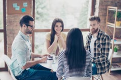 Étudiants ayant la réunion dans un café et discutant les dernières nouvelles Jolies personnes travaillant ensemble dans le lieu d photographie stock libre de droits Étudiants ayant la réunion dans un café et discutant les dernières nouvelles Jolies personnes travaillant ensemble dans le lieu d photographie stock libre de droits