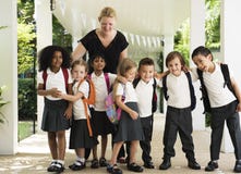 Étudiants de jardin d'enfants se tenant ensemble à l'école photo libre de droits Étudiants de jardin d'enfants se tenant ensemble à l'école photo libre de droits