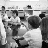 Étudiants divers de jardin d'enfants tenant apprendre la forme de structures photographie stock Étudiants divers de jardin d'enfants tenant apprendre la forme de structures photographie stock