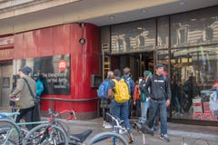 Étudiants entrant et partant par l'intermédiaire de l'entrée principale de l'université des arts sur la large rue dans la ville c images stock Étudiants entrant et partant par l'intermédiaire de l'entrée principale de l'université des arts sur la large rue dans la ville c images stock
