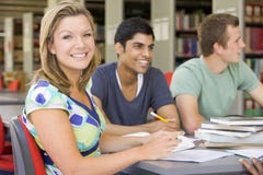 Étudiants universitaires étudiant ensemble dans une bibliothèque images stock Étudiants universitaires étudiant ensemble dans une bibliothèque images stock