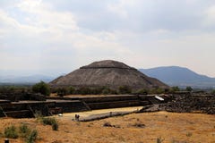 Één of andere toerist op de Piramides van Teotihuacan, Mexico royalty-vrije stock fotografie Één of andere toerist op de Piramides van Teotihuacan, Mexico royalty-vrije stock fotografie