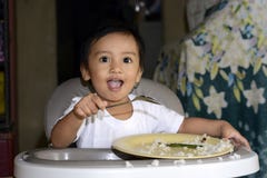 Één jongen die van de 1 éénjarigebaby alleen glimlachen leren thuis te eten gelukkig maar slordig op baby het dineren stoel stock foto Één jongen die van de 1 éénjarigebaby alleen glimlachen leren thuis te eten gelukkig maar slordig op baby het dineren stoel stock foto