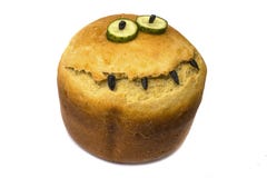 Één rond brood van tarwebrood Geïsoleerd op wit Een brood van rond brood met een korst in de vorm van een glimlach Mening van hie stock afbeeldingen Één rond brood van tarwebrood Geïsoleerd op wit Een brood van rond brood met een korst in de vorm van een glimlach Mening van hie stock afbeeldingen