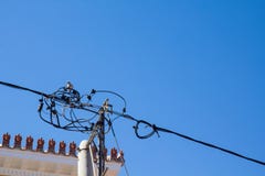Één zitting van de duifvogel op elektrische draden stock fotografie Één zitting van de duifvogel op elektrische draden stock fotografie