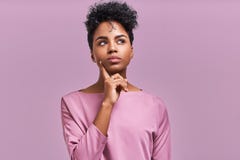 Être femelle d'Afro-américain bouclé attirant songeur profond dans les pensées, augmenter observent, portent les vêtements à la m photos libres de droits Être femelle d'Afro-américain bouclé attirant songeur profond dans les pensées, augmenter observent, portent les vêtements à la m photos libres de droits