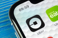 Ícone da aplicação de Uber no close-up da tela do iPhone X de Apple Ícone de Uber app Uber é transporte do carro do táxi imagens de stock royalty free Ícone da aplicação de Uber no close-up da tela do iPhone X de Apple Ícone de Uber app Uber é transporte do carro do táxi imagens de stock royalty free