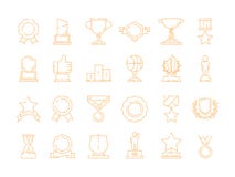 Ícone do troféu Linha fina dos sinais do vetor das recompensas dos vencedores do esporte da qualidade do copo da concessão ilustração stock Ícone do troféu Linha fina dos sinais do vetor das recompensas dos vencedores do esporte da qualidade do copo da concessão ilustração stock