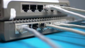 Δάχτυλα ατόμων που συνδέουν ethernet το καλώδιο με RJ45 με το λιμένα Δάχτυλα ατόμων που συνδέουν ethernet το καλώδιο με RJ45 με το λιμένα