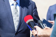 Δημόσιες σχέσεις - δημόσιες σχέσεις απομονωμένο λευκό Τύπου μικροφώνων ανασκόπησης διάσκεψη στοκ εικόνα με δικαίωμα ελεύθερης χρήσης Δημόσιες σχέσεις - δημόσιες σχέσεις απομονωμένο λευκό Τύπου μικροφώνων ανασκόπησης διάσκεψη στοκ εικόνα με δικαίωμα ελεύθερης χρήσης
