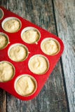 Διαδικασία τα σπιτικά cupcakes στοκ φωτογραφία Διαδικασία τα σπιτικά cupcakes στοκ φωτογραφία