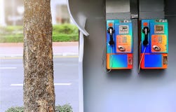 Διπλός ο αχρησιμοποίητος πληρώνει τα τηλέφωνα στο μονοπάτι στοκ φωτογραφία με δικαίωμα ελεύθερης χρήσης Διπλός ο αχρησιμοποίητος πληρώνει τα τηλέφωνα στο μονοπάτι στοκ φωτογραφία με δικαίωμα ελεύθερης χρήσης