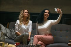 Δύο καλύτερες φίλες παίρνουν selfie στον καφέ στοκ εικόνα Δύο καλύτερες φίλες παίρνουν selfie στον καφέ στοκ εικόνα