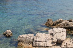 Δύσκολη ακτή της αδριατικής θάλασσας στην κινηματογράφηση σε πρώτο πλάνο της Κροατίας στοκ εικόνα Δύσκολη ακτή της αδριατικής θάλασσας στην κινηματογράφηση σε πρώτο πλάνο της Κροατίας στοκ εικόνα