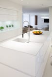 Île de cuisine à l'intérieur de maison élégante image libre de droits Île de cuisine à l'intérieur de maison élégante image libre de droits