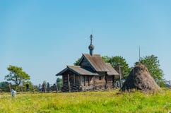 Île de Kizhi, Russie - 07 19 2018 : L'église de la résurrection de Lazarre est l'une des structures en bois les plus anciennes qu photographie stock Île de Kizhi, Russie - 07 19 2018 : L'église de la résurrection de Lazarre est l'une des structures en bois les plus anciennes qu photographie stock