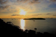 Île de Sichang dans un matin images libres de droits Île de Sichang dans un matin images libres de droits