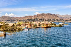 Îles de flottement faites à partir des roseaux sur le Lac Titicaca sous le ski bleu image stock Îles de flottement faites à partir des roseaux sur le Lac Titicaca sous le ski bleu image stock
