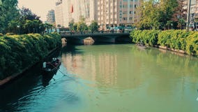 Άνθρωποι που απολαμβάνουν το γύρο γονδολών στον ποταμό Porsuk, Εσκί Σεχίρ απόθεμα βίντεο Άνθρωποι που απολαμβάνουν το γύρο γονδολών στον ποταμό Porsuk, Εσκί Σεχίρ απόθεμα βίντεο
