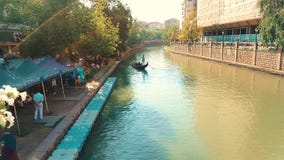 Άνθρωποι που απολαμβάνουν το γύρο γονδολών στον ποταμό Porsuk, Εσκί Σεχίρ φιλμ μικρού μήκους Άνθρωποι που απολαμβάνουν το γύρο γονδολών στον ποταμό Porsuk, Εσκί Σεχίρ φιλμ μικρού μήκους