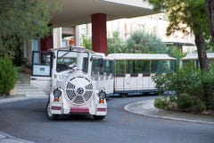 Άσπρη μεταφορά τουριστών υπό μορφή τραίνου παιχνιδιών Μεταφορά διασκέδασης στοκ εικόνα Άσπρη μεταφορά τουριστών υπό μορφή τραίνου παιχνιδιών Μεταφορά διασκέδασης στοκ εικόνα