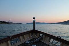Άποψη από το τόξο της βάρκας στην αδριατική θάλασσα και του ηλιοβασιλέματος σε Trogir στοκ εικόνα με δικαίωμα ελεύθερης χρήσης Άποψη από το τόξο της βάρκας στην αδριατική θάλασσα και του ηλιοβασιλέματος σε Trogir στοκ εικόνα με δικαίωμα ελεύθερης χρήσης