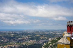 Άποψη της κοιλάδας, της πόλης και του ουρανού με τα σύννεφα από τη γέφυρα παρατήρησης του παλατιού Pena στοκ φωτογραφία με δικαίωμα ελεύθερης χρήσης Άποψη της κοιλάδας, της πόλης και του ουρανού με τα σύννεφα από τη γέφυρα παρατήρησης του παλατιού Pena στοκ φωτογραφία με δικαίωμα ελεύθερης χρήσης