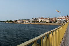 Άποψη του ποταμού Mondego και των κτηρίων της πλατείας Portagem από Ponte de Σάντα Κλάρα, Κοΐμπρα - Πορτογαλία στοκ εικόνες με δικαίωμα ελεύθερης χρήσης Άποψη του ποταμού Mondego και των κτηρίων της πλατείας Portagem από Ponte de Σάντα Κλάρα, Κοΐμπρα - Πορτογαλία στοκ εικόνες με δικαίωμα ελεύθερης χρήσης