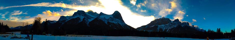 Άποψη πανοράματος του Canadian Rockies σε Canmore, Αλμπέρτα στοκ φωτογραφίες Άποψη πανοράματος του Canadian Rockies σε Canmore, Αλμπέρτα στοκ φωτογραφίες