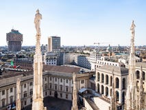 Αγάλματα επάνω του Di Μιλάνο Duomo πέρα από τη Royal Palace στοκ εικόνες Αγάλματα επάνω του Di Μιλάνο Duomo πέρα από τη Royal Palace στοκ εικόνες